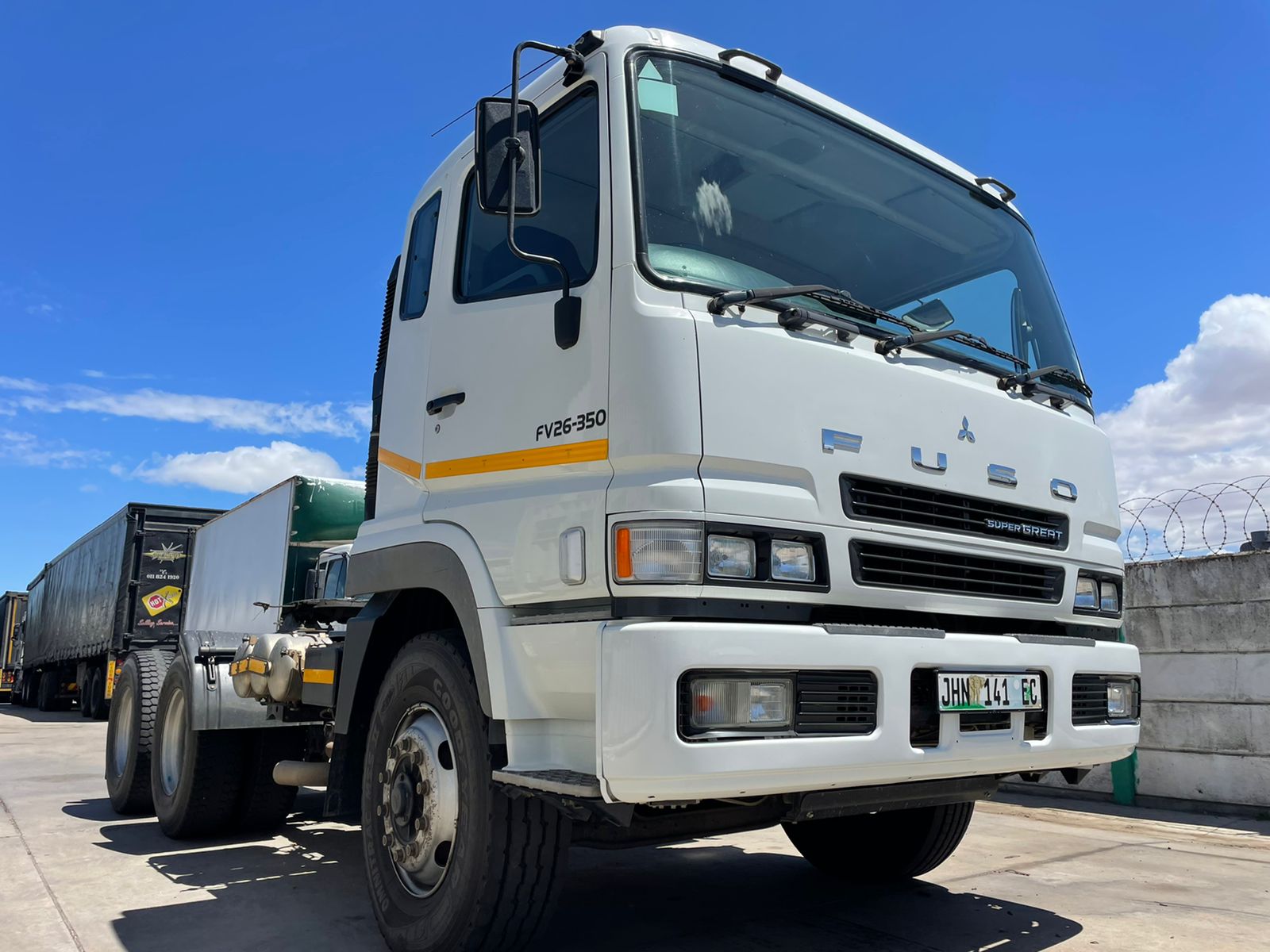 2019 Mitsubishi Fuso 26.350 6x4 Truck Trailer