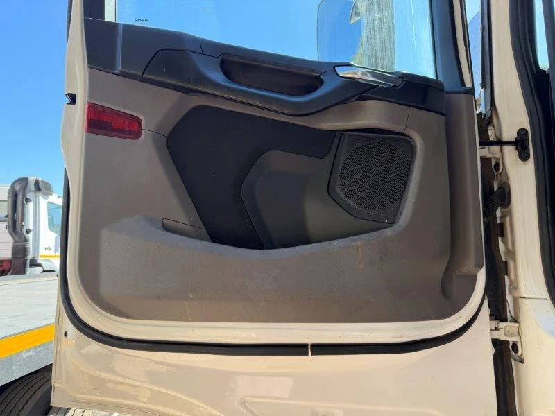 2021 Sacnia R460 6x4 Truck Tractor door