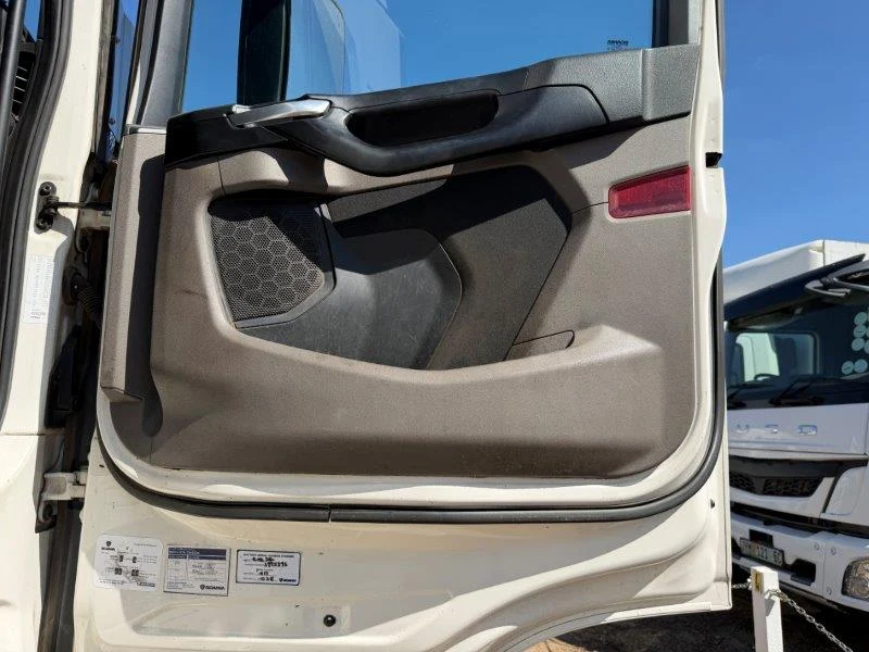 2021 Sacnia R460 6x4 Truck Tractor door