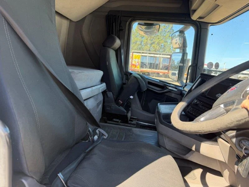2021 Sacnia R460 6x4 Truck Tractor seats